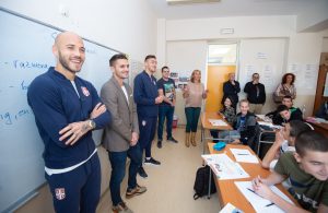 OPŠTI DELIRIJUM: Reprezentativci Srbije posetili osnovne škole, đaci nisu mogli da sakriju oduševljenje! (FOTO)