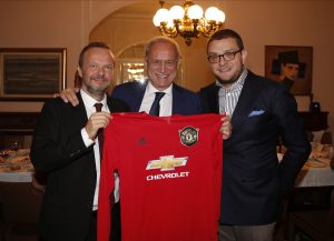 ‘ĐAVO’ ZA PARTIZAN, PLAKETA ZA MANČESTER: Na svečanoj večeri razmenjeni pokloni i stvoreno prijateljstvo! (FOTOGALERIJA)