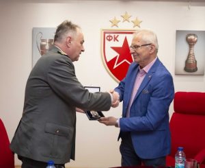 LEP GEST CRVENO-BELIH: Vojska može besplatno na utakmice Crvene zvezde!