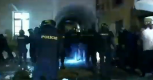 NEREDI: Englezi divljaju po Pragu, pogledajte obračun sa policijom (VIDEO)