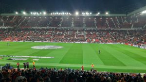 CRNO-BELI MANČESTER: Pristižu i navijači Partizana – Ori se pesma ‘teatrom snova’ (VIDEO) (FOTO)