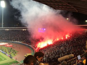 GORI JUŽNA TRIBINA: Navijači Bajerna bakljadom zapalili ‘Marakanu’ (VIDEO)