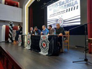 ‘CRNO-BELA PORODICA’ U BRČKOM: Milošević, Vuletić i igrači pevali ‘Da volim crno-bele’ (VIDEO)