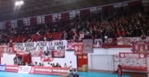 GRCI NE ZABORAVLJAJU ‘JAGODU’: Surova poruka navijača Olimpijakosa upućena Turcima (FOTO+VIDEO)