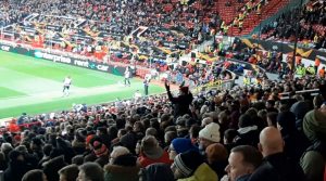 VIDEO VEČERI: Trenutak kada su ‘Grobari’ zagrmeli na ‘Old Trafordu’, a jedan navijač ‘đavola’ im dodelio aplauz (VIDEO)