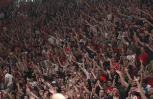 FOTO-UBOD: Transparent zvezdaša u dvorani pokazao je šta misle o Čoviću (FOTO)