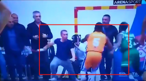 NEZAPAMĆENI SKANDAL U BARU: Navijač utrčao na teren i napao košarkaša Cedevita Olimpije (VIDEO)