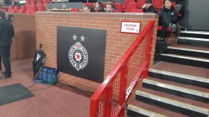 GDE JE VIDIĆ I KAKO ‘ĐAVOLI’ IDU KROZ MIKS-ZONU: Sedam detalja koji su ‘iza kulisa’ obeležili gostovanje na Old trafordu! (VIDEO)