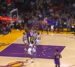 LEBRON ZAKUCAO BJELICU NA POSTER: Tek posle meča je ‘stavio so na ranu’ srpskom košarkašu (VIDEO) (FOTO)