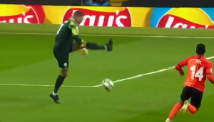 ŠTA UČINI ČOVEČE: Neverovatan kiks Edersona, spasao ga Fernandinjo u poslednji čas (VIDEO)