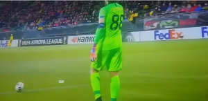 STOJKOVIĆA NAVIJAČI GAĐALI ČAŠOM PIVA: Kako bi UEFA reagovala da se ovo u Srbiji dogodilo (VIDEO)