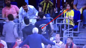 ZNA SE KO JE GAZDA: Željko podviknuo na navijače Fenerbahčea, svi zaćutali! (VIDEO)
