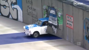 SPEKTAKULARNA KOREOGRAFIJA: Navijači srušili ‘Berlinski zid’, ponovo! (VIDEO)