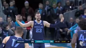 NBA: Šou Marka Gudurića pred očima Majkla Džordana! Hit situacija kad sin izbacuje oca sa utakmice (VIDEO)