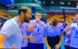ŽESTOKO: Pojavio se snimak kako Veselin Vujović vređa svog igrača! (VIDEO)