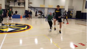 ‘ŽOGA BONITO’ NA TRENINGU DENVERA: Nikola Jokić kao fudbaler – dao gol, pa se bacio na parket! (VIDEO)