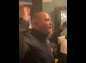 SRAMNO PONAŠANJE: Pijani engleski navijači na Kosovu vređali Srbiju! (VIDEO)