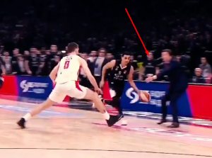 MALO JE NEDOSTAJALO: Trener Zvezde ‘igrao’ odbranu, umalo da preseče kontru faulom (VIDEO)