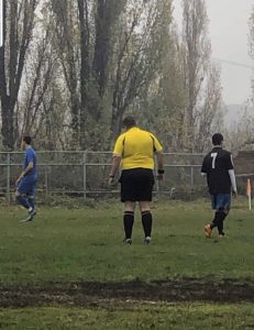 FOTO-UBOD: Utakmica na oranici u Boru i sudija u stilu sumo rvača (FOTO)