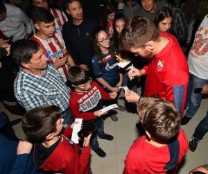 ‘CRVENO-BELO VEČE’: Ovajcije za Milana Pavkova