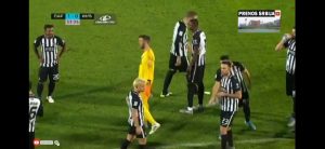 LAKRDIJA SRPSKOG FUDBALA: Prekinuta utakmica u Humskoj, igrači povučeni sa terena (FOTO)