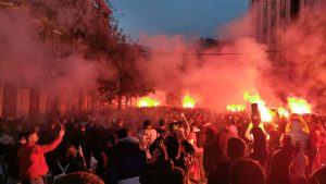 LUDNICA U ATINI: Navijači Olimpijakosa i Zvezde okupirali grad – gore baklje, odjekuje pesma hiljade navijača! (FOTO) (VIDEO)