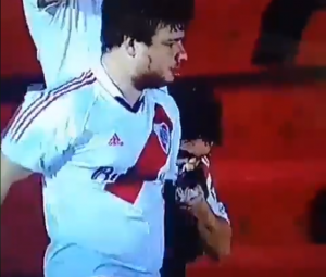 UHVAĆEN U NEDELU: Navijač Rivera pred kamerama tokom derbija ‘povukao liniju’ (VIDEO)