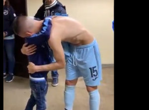 KAMEN BI ZAPLAKAO: Dete kleči i plače pred svojim idolom, jer ovaj napušta klub (VIDEO)