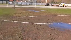 UŽASNA SLIKA SRPSKOG FUDBALA: Omladinci Radničkog i Voždovca u Nišu igraju u blatu (VIDEO)