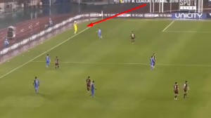 SMEH TERAPIJA: Dobili smo pokaznu vežbu zašto golman nikada ne bi trebalo da izvodi aut! (VIDEO)