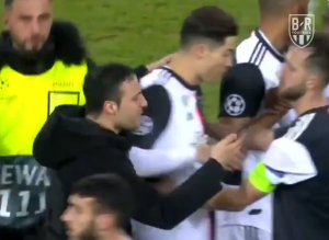 ‘DA LI SI TI NORMALAN?!’: Navijač nasrnuo na Ronalda, a Portugalac pobesneo! (VIDEO)