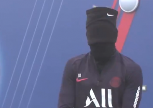 NE PRIJA MU MAGLA: Prepoznajete li maskiranu zvezdu svetskog fudbala? (VIDEO)