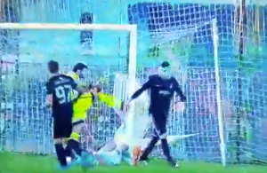 STOJKE JE BIO MALO NERVOZAN: Bes iskalio na stativi gola stadiona na Banjici (VIDEO)