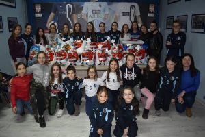 HUMANE ‘GRAĐEVINARKE’: Fudbalerke Rada su napravile paketiće za decu bez roditelja!