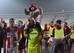 BOŽIĆ KOD CRVENO-BELIH: Porodična radost u društvu najmilijih