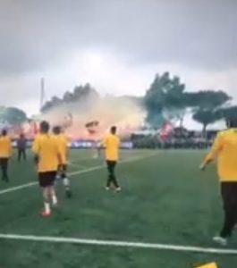 GORI RIM PRED DERBI: Lacio gostuje Romi, navijači ‘vučice’ im na treningu poslali jasnu poruku (VIDEO)