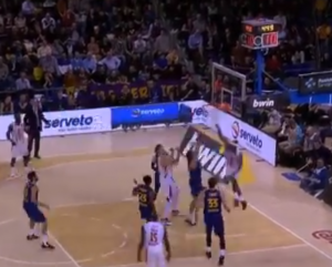 ZUUUUUM: Zastrašujuće zakucavanje Brauna, stavio je Oriolu na poster, Evroliga mu se poklonila (VIDEO)