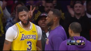 PROBLEM ZA LEJKERSE: Entoni Dejvis dugo van terena!