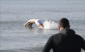 FOTO-UBOD: Pogodite koji igrač Partizana je bio najhrabriji da skoči u more (FOTO)