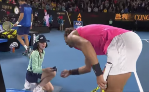 NADAL POKAZAO DA JE EMOTIVAN: Rafa pogodio devojčicu lopticom u glavu, a onda je usledio poljubac koji je raznežio svet! (VIDEO)