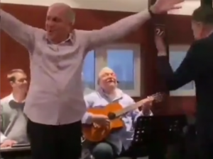 CRNO-BELA KRV: Partizanova pesma odzvanja Čačkom, pevaju Žoc i Danilović (VIDEO)