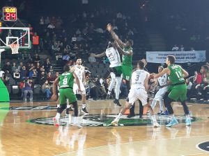 ‘GROBARI’ O MEČU U ISTANBULU: Mekadu oduševljava navijače Partizana, jedan momak je izgleda do kasno u noć čitao (TVITOVI)