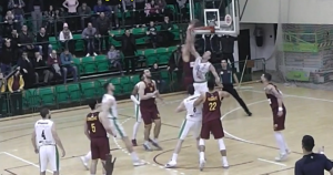 SNIMAK KOJI JE OBIŠAO REGION: Košarkaš Vršca dobio ‘blokadu’ kroz obruč, a sudije to nisu videle?! (VIDEO)