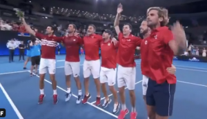 ĐOKOVIĆ SA BADNJAKOM U RUKAMA: Obožavamo da igramo za našu zemlju, Hristos se rodi!