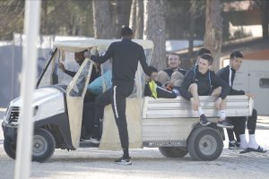 URNEBESNI SADIK: Hteo da se vozi na ivici golf vozila, saigrači ga izbacili (VIDEO)