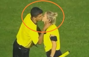 VIDEO GODINE: Seksi pomoćni arbitri u centru pažnje, jedna je poljubila glavnog sudiju posle utakmice (VIDEO)