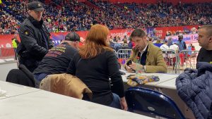 PROVOKACIJA ILI LUDOST: Ruski novinari u ‘Beogradskoj areni’ razvili šal sa motivima Partizana