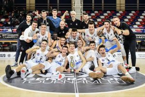 NJEGOVA REAKCIJA PODELILA JAVNOST: Mladom košarkašu Partizana dali nagradu u kesi Crvene zvezde (FOTO)