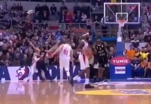 ZBOG OVOG SU LJUTI U ZVEZDI, A ‘DELIJE’ BESNE: Da li je ovo bio faul Berona nad Pejdžom? (VIDEO)