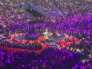 VANESA U SUZAMA, BIJONSE PEVALA: Emotivno ‘Slavlje života’ Kobija i Điđi u ‘Stejpls centru’! (VIDEO)